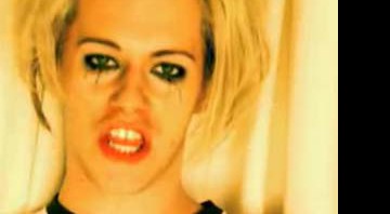 Chris Crocker, conhecido pelo vídeo "Leave Britney Alone", no clipe de "Porks and Beans" - Reprodução