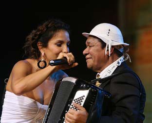 Ivete, melhor cantora por voto popular, sobe ao palco para cantar com o homenageado Dominguinhos - Divulgação/Murilo Tinoco