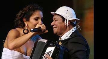 Ivete, melhor cantora por voto popular, sobe ao palco para cantar com o homenageado Dominguinhos - Divulgação/Murilo Tinoco