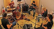 A banda ensaia no estúdio que Conrado construiu embaixo da piscina da casa dos pais, em SP