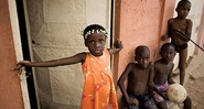 Menina em rua do Marçal, mussseque (favela) de onde saíram alguns dos maiores nomes do kuduro, o mais popular ritmo africano