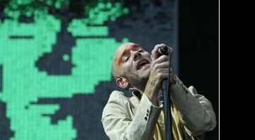 Michael Stipe ataca de escultor: vocalista do R.E.M abre exposição com esculturas de bronze em NY - AP