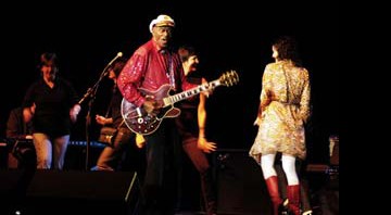Chuck Berry chama mulheres para dançar no final da show em SP, com público estimado em 2 mil pessoas - Jozzu
