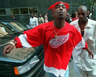 Tupac Shakur, morto em 1996 e lançando discos de inéditas até hoje - AP