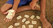 A miséria leva a população da Chapada do Araripe a vender pequenos fósseis de peixes milenares a meros R$ 0,15 a unidade - André Pessoa
