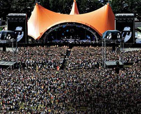 A multidão lota o Roskilde. Ao fundo, a famosa tenda laranja, marca registrada do festival - Divulgação