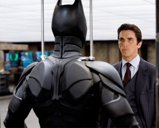 Christian Bale volta ao papel de Bruce Wayne e seu alter-ego, o Batman - Divulgação