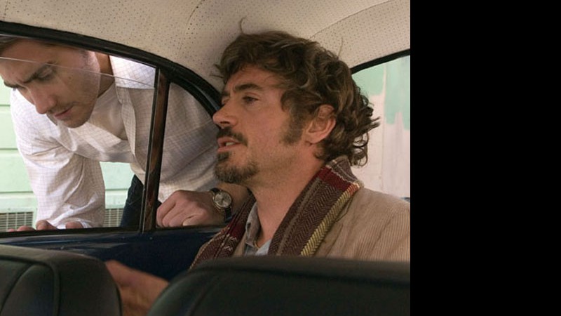 Jake Gyllenhaal e Robert Downey Jr. (no carro), em cena de Zodíaco, de David Fincher - Divulgação