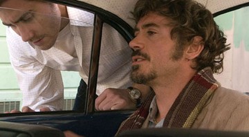 Jake Gyllenhaal e Robert Downey Jr. (no carro), em cena de Zodíaco, de David Fincher - Divulgação