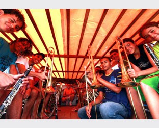 Os integrantes da banda Filarmônica Manoel Bombardino aprendem a tocar os instrumentos na zona rural de Gravatá, interior de Pernambuco - Divulgação