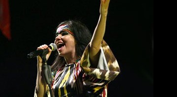 A cantora Björk protestou em show na China a favor da libertação do Tibete, agora artistas lançam CD apoiando a causa - Reprodução