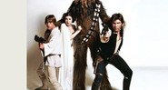 Luke Skywalker (Mark Hamill) (à esq.), a princesa Leia Organa (Carrie Fisher), o wookie Chewbacca e Han Solo (Harrison Ford), em foto publicada na capa da RS EUA em agosto de 1977 - LucasFilm Ltd. &amp; TM. Usado sob licença.