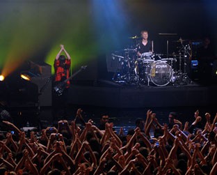 Matt Bellamy domina o público à frente do Muse, em São Paulo