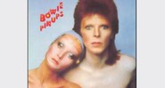 1973 - Pin Ups: David Bowie faz covers de rock n'roll clássico e R&amp;B.