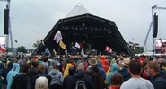 A chuva castigou mais uma vez os fãs no Glastonbury deste ano. Tempo úmido é característico nos dias de festival
