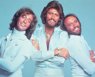 Músicas da fase áurea dos Bee Gees (foto) estão disponíveis gratuitamente na loja virtual da Amazon - Reprodução/Site oficial