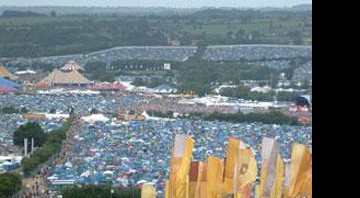 Vista de cima, a área de barracas do Glastonbury dá noção do tamanho do festival
