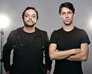 A formação da banda é rotativa: Rodrigo Guedes (à esquerda), o mentor, e Paulo Gutierrez, baixista, que integra o grupo desde o início - Divulgação