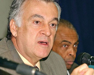 O "então" Secretário Executivo do Ministério da Cultura, Juca Ferreira, anuncia o resultado de um edital do MinC ao lado do "então" ministro/cantor Gilberto Gil (2007)