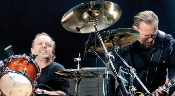 Lars Ulrich e James Hetfield tocam no festival de Reading (Inglaterra), em agosto, no qual o guitarrista repetiu várias vezes o movimento simbólico de tocar com o pé na bateria - Max Vadukul