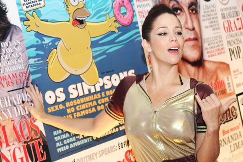 A atriz Daniele Winits posou ao lado das capas que marcaram os dois anos da Rolling Stone
