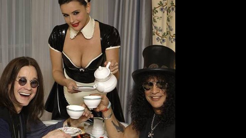 Em Londres, Ozzy Osbourne e Slash tomam chá antes da quarta edição do prêmio Classic Rock, promovido por revista homônima