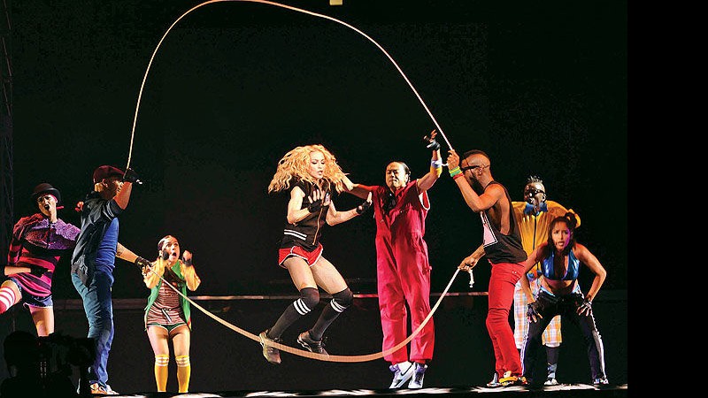 Madonna desafia limites e, aos pulos, marca o momento revival oitentista de sua nova turnê