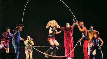 Madonna desafia limites e, aos pulos, marca o momento revival oitentista de sua nova turnê - Kevin Mazur/Wireimage/Getty Images