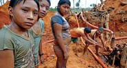 Índios-cintas-largas em garimpo ilegal, em Pimenta Bueno(RO) - Antonio Gaudério/Folha Imagem