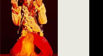 Jimi Hendrix toca fogo em sua guitarra, em 1967 - Reprodução