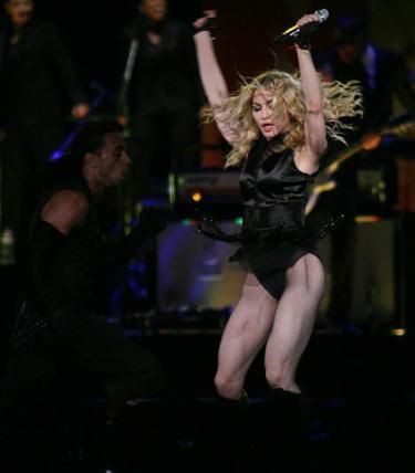 Madonna no primeiro show da turnê Sticky & Sweet em São Paulo (quinta-feira, 18 de dezembro de 2008)
