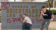 Trey Parker (à esquerda) e Matt Stone, os criadores de South Park, picham o muro da Igreja da Cientologia, em Los Angeles (Califórnia) - Michael Elins
