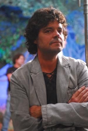 Felipe Camargo é Dante, diretor da companhia de teatro shakespeariana de Som e Fúria