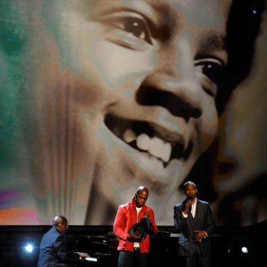 Jamie Foxx e Ne-Yo homenageiam Michael Jackson em dueto de "I'll Be There"
