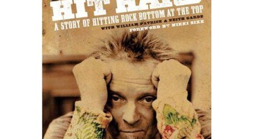 Capa de <i>Hit Hard: A Story of Hitting Rock Bottom at the Top</i>, do baterista Joey Kramer - Reprodução