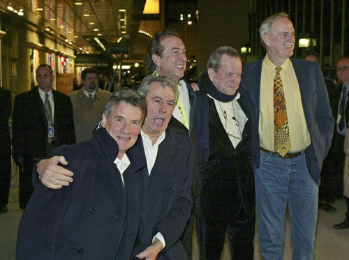 Michael Palin, Terry Jones, Eric Idle, Terry Gilliam e John Cleese: os quatro primeiros vão se reunir em peça teatral