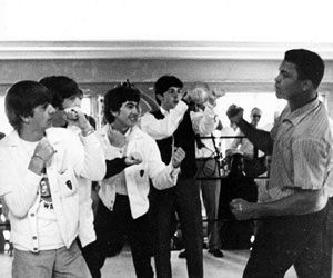 18 de fevereiro de 1964: os Beatles se encontram com Cassius Clay - mais conhecido como Muhammad Ali -, no campo de treinamento do lutador em Miami Beach