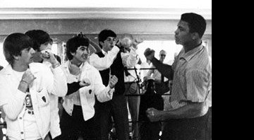 18 de fevereiro de 1964: os Beatles se encontram com Cassius Clay - mais conhecido como Muhammad Ali -, no campo de treinamento do lutador em Miami Beach - AP