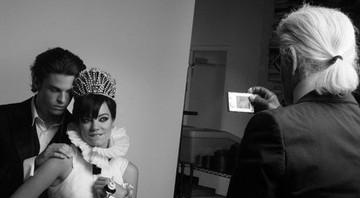 Lily Allen ao lado do modelo Baptiste Giabiconi: Karl Lagerfeld (de costas) fotografou a cantora no último mês de maio, para campanha da linha Coco Cocoon, da Chanel - Cortesia Chanel