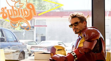 Robert Downey Jr, dentro do Randy's Donuts, na pele do Homem de Ferro - Reprodução