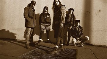 LÍDER DO GRUPO - Pearl Jam, com o cantor Eddie Vedder à frente, na época do lançamento de Ten, o disco que os levou ao estrelato mundial - Divulgação
