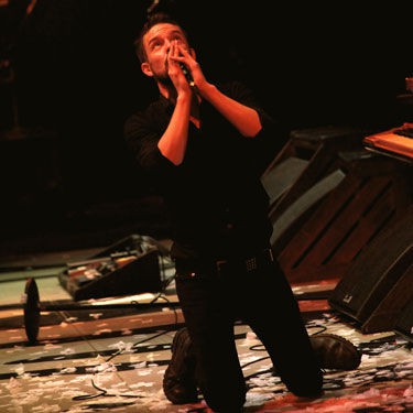 Brandon Flowers se ajoelha no palco ao cantar "All These Things That I've Done" - Divulgação