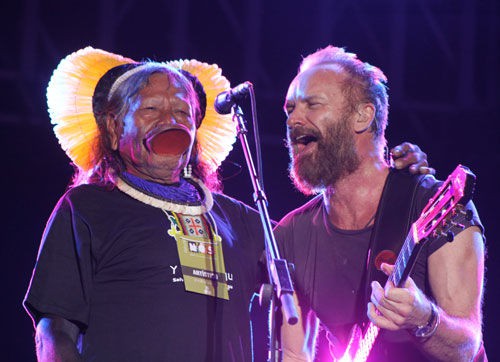 Sting recebeu o índio Raoni no palco na parte final do show - Roberto Larroude