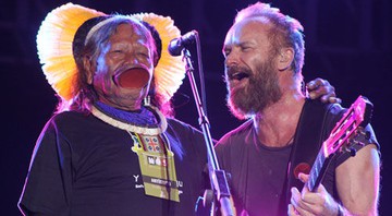 Sting recebeu o índio Raoni no palco na parte final do show - Roberto Larroude