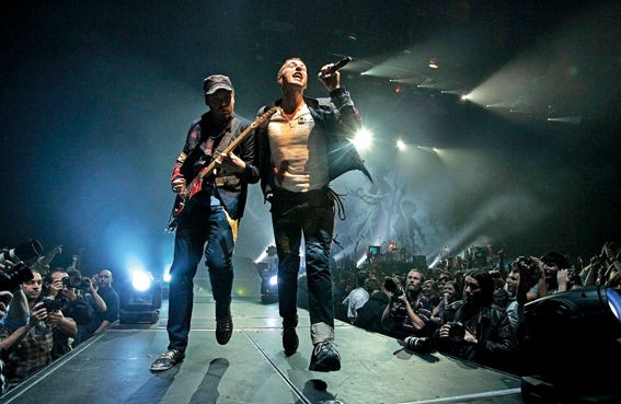 Johnny Buckland e Chris Martin desfi lam durante show da turnê de Viva La Vida, nos Estados Unidos: banda toca no Brasil em março.