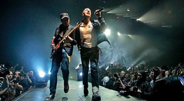 Johnny Buckland e Chris Martin desfi lam durante show da turnê de Viva La Vida, nos Estados Unidos: banda toca no Brasil em março. - Karoly Arvai/Reuters/Latinstock