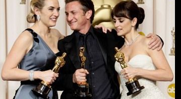 Kate Winslet (esq.), Sean Penn e Penelope Cruz posam com seus prêmios por atuação; quarta estatueta foi para o falecido Heath Ledger - AP