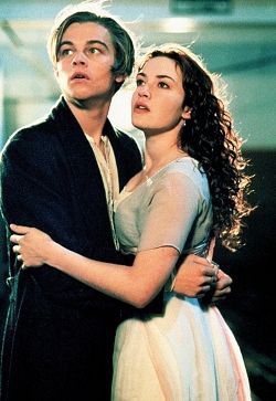 Leonardo DiCaprio e Kate Winslet em cena de Titanic