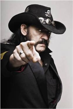 Avesso à tecnologia, Lemmy quer acertar as contas com os fãs ingratos: "Se você baixou músicas minhas sem pagar, então me deve dinheiro"