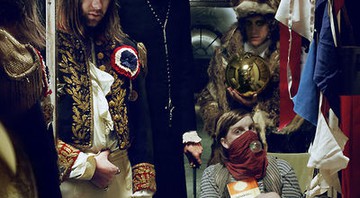 Capa de <i>West Ryder Pauper Lunatic Asylum</i>, terceiro disco do Kasabian, se inspirou no álbum <i>Their Satanic Majesties Request</i>, dos Rolling Stones - Reprodução